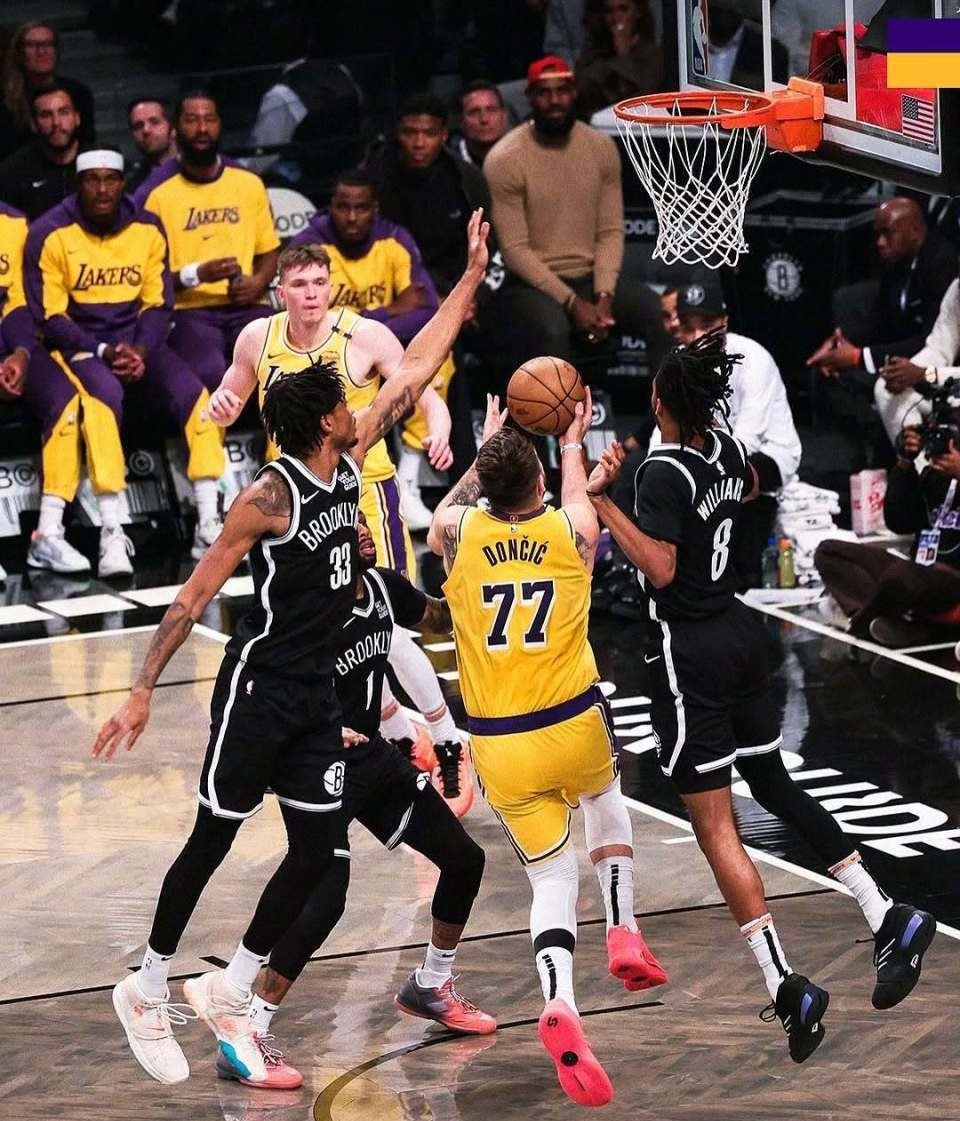 湖人鏖战篮网，波尔津吉斯制霸全场的简单介绍