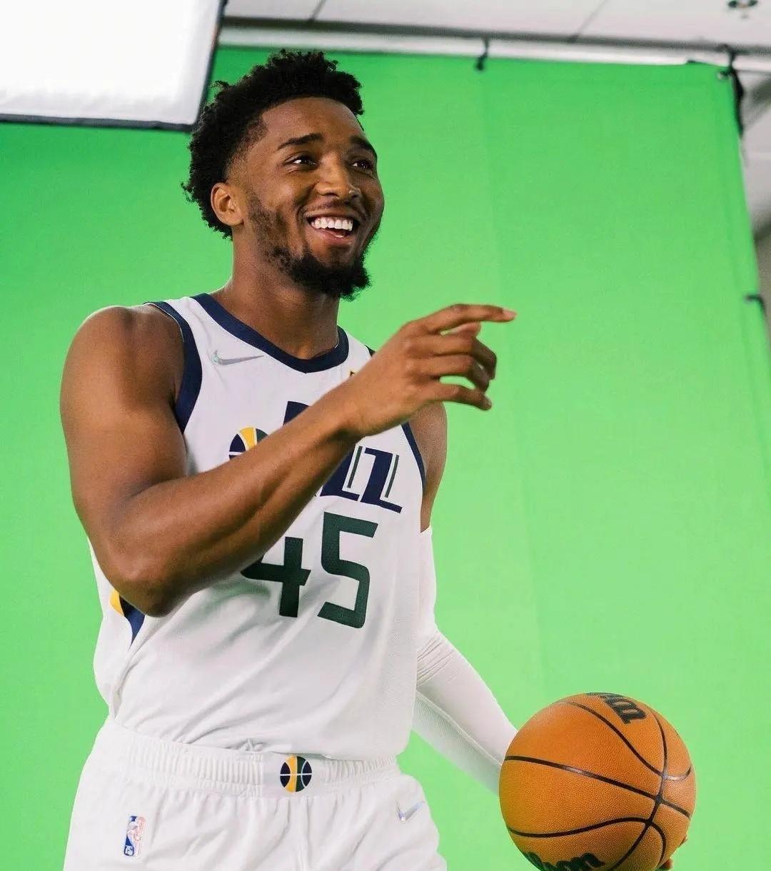 关于国王强势奇才，米切尔完成帽子戏法的信息