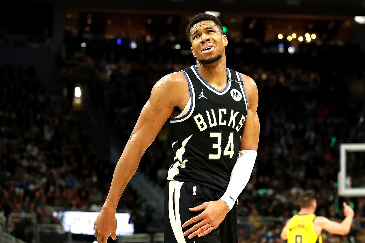 关于雄鹿B队强势美国男篮，字母哥高光表现的信息