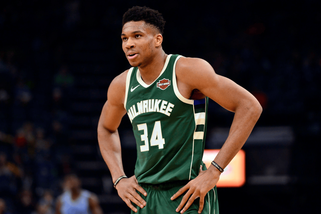 关于雄鹿B队强势美国男篮，字母哥高光表现的信息