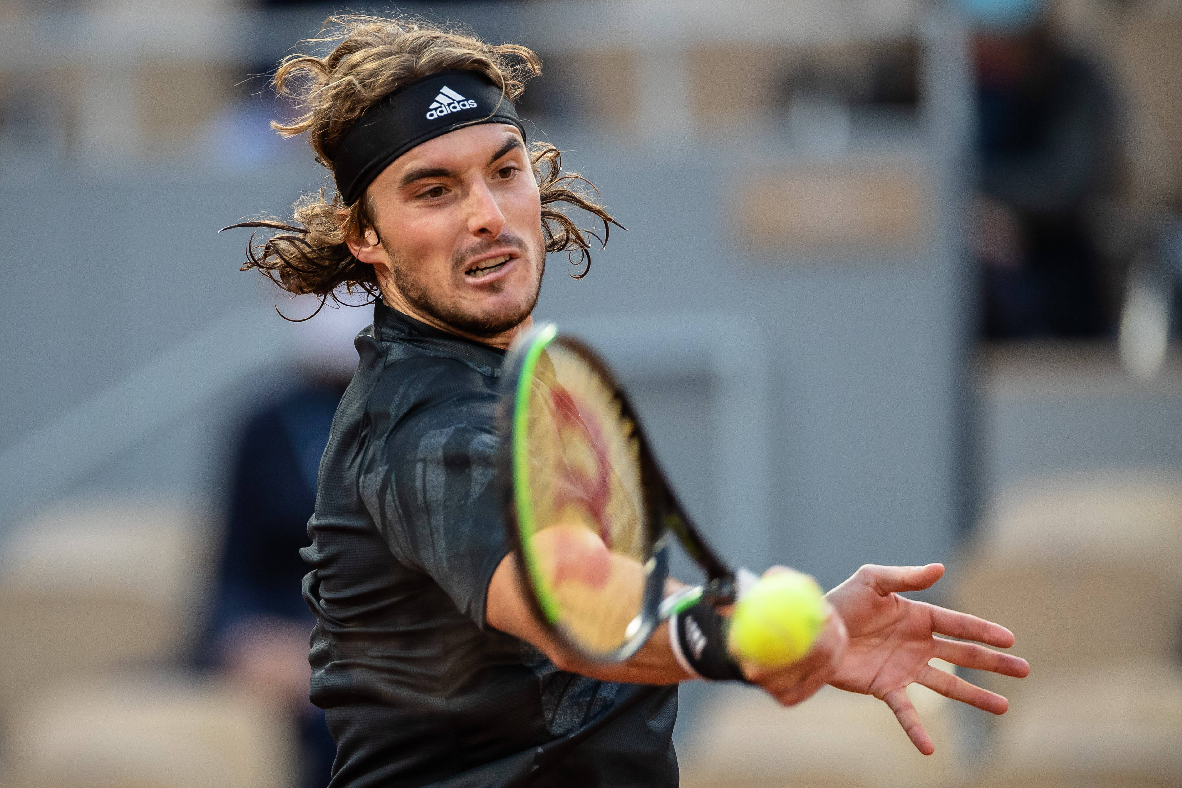 包含英国网球队绝杀法国网球队，西西帕斯绝境逆转的词条