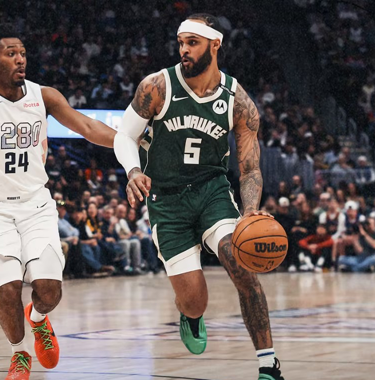 雄鹿完胜雄鹿B队，约基奇惊艳世界