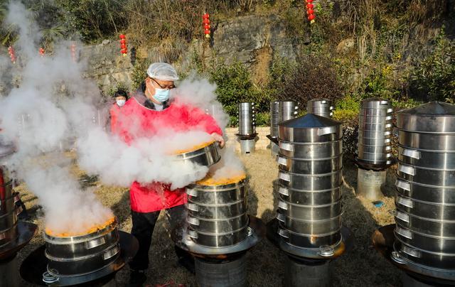 包含对决火爆场地热气腾腾，观众狂热呼喊的词条