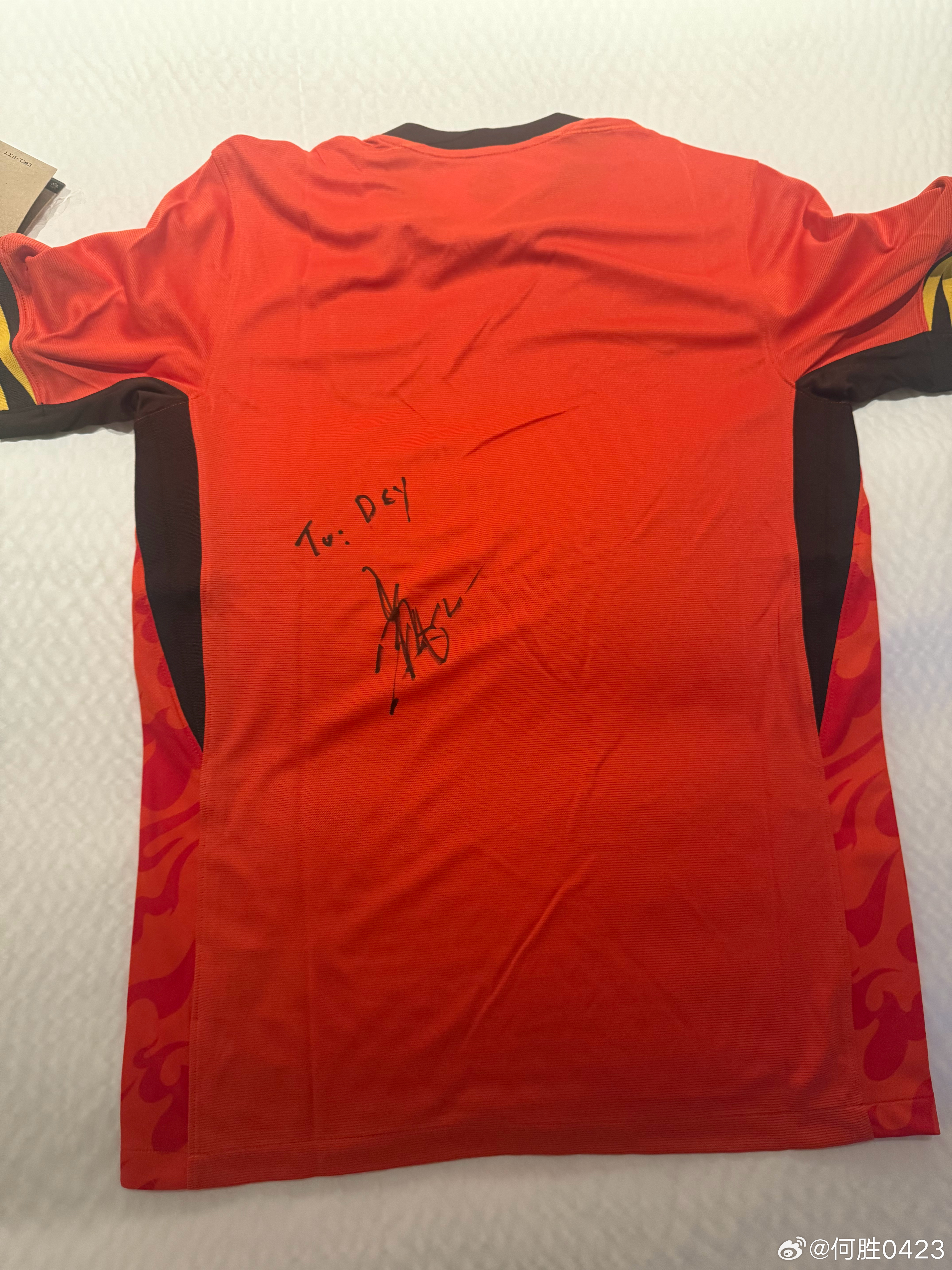 赛后球员赠送签名球衣，让球迷感动流泪