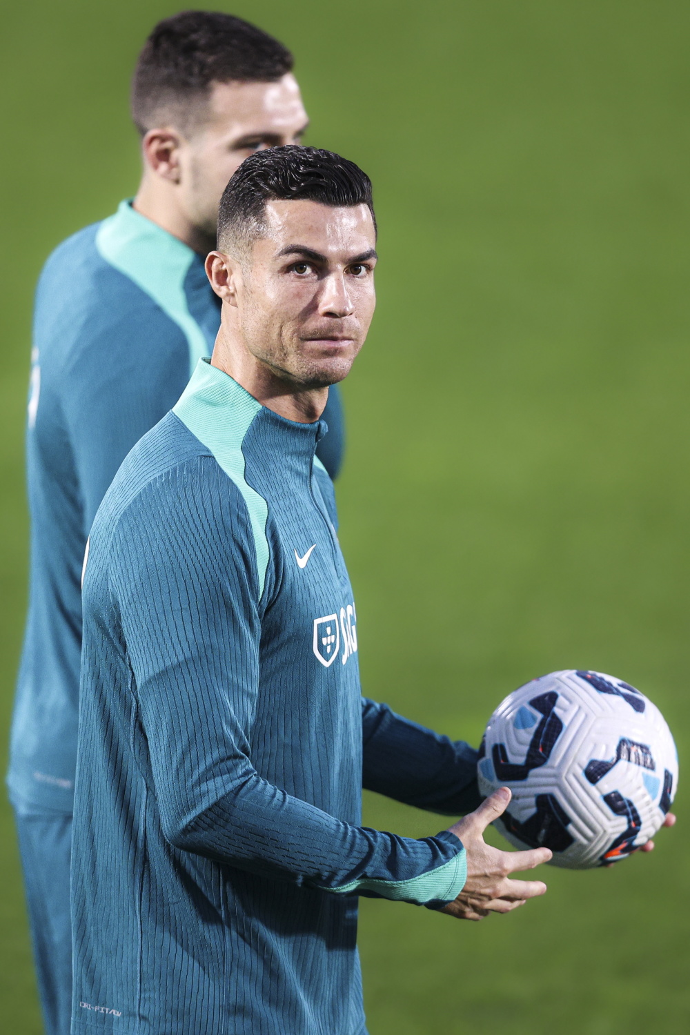 包含葡萄牙队长积极备战下个赛季，力争再创辉煌的词条