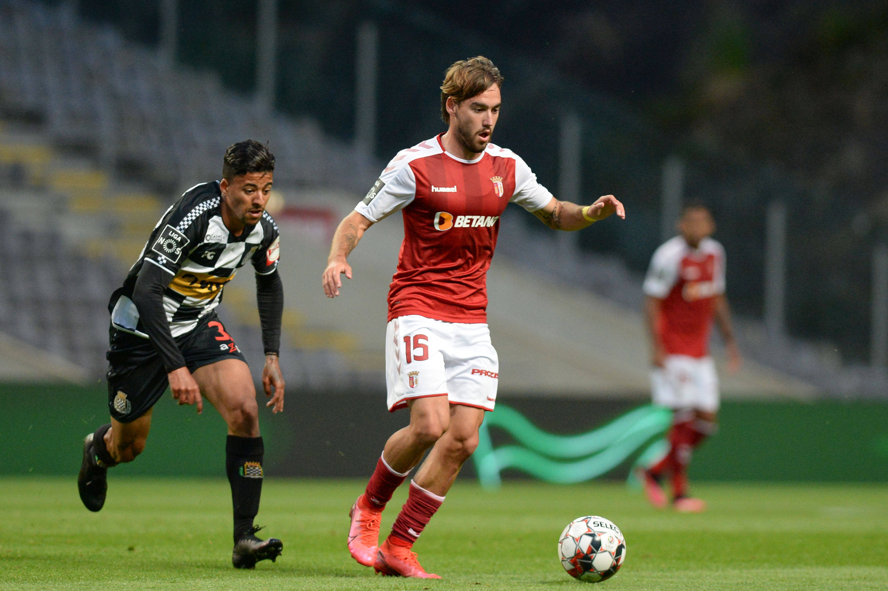 里尔主场逼平雷恩，法国联赛竞争激烈度升级的简单介绍