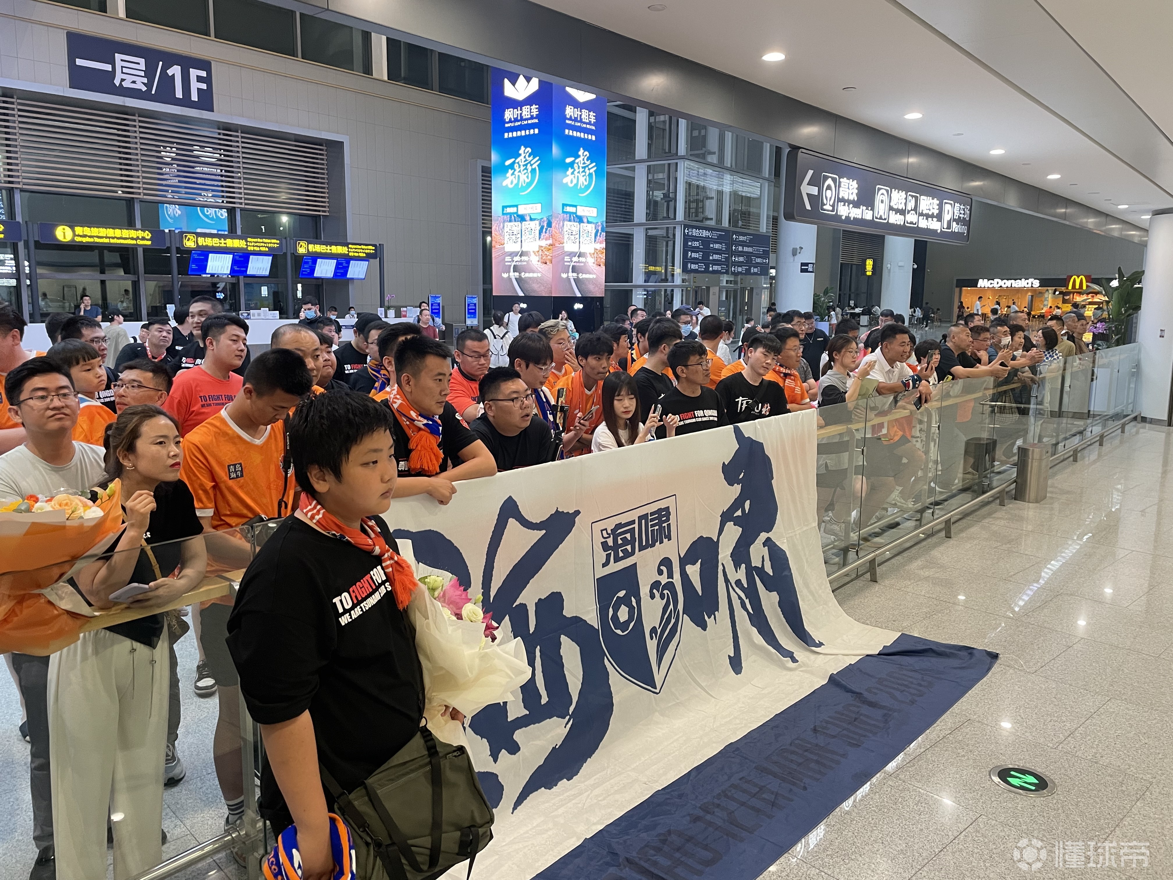 精英球员对抗赛受到球迷热烈欢迎