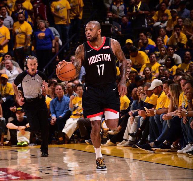 火箭主场战胜活塞,塔克砍下分 火箭主场战胜活塞,塔克砍下分