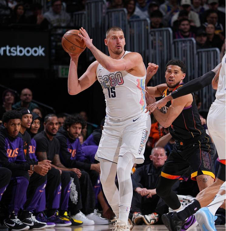 包含深圳队鏖战篮网，约基奇状态火热的词条