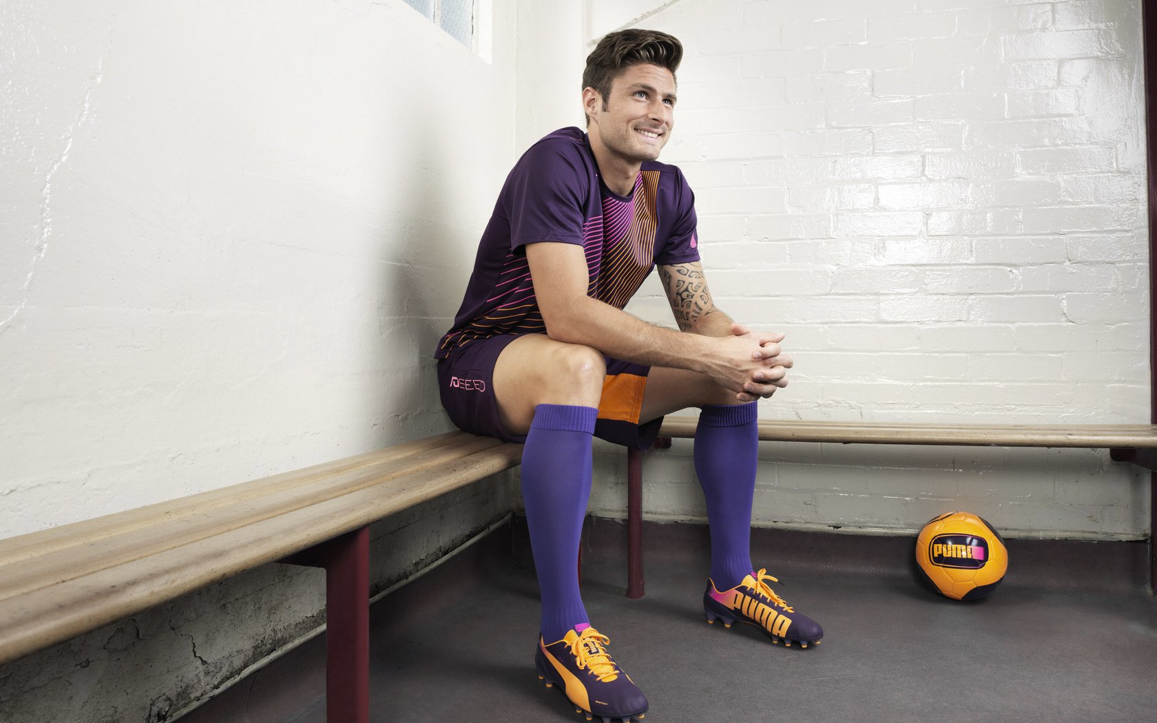 赛道新王诞生，F1新赛季揭幕战之夜，马丁内利成为全场焦点