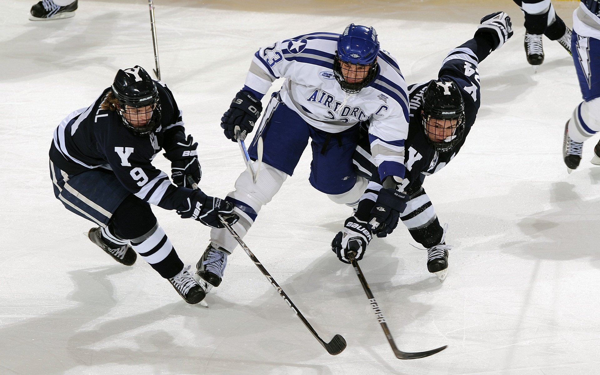 赛道上的红与绿，法拉利力克阿斯顿马丁，维斯塔潘带队取胜